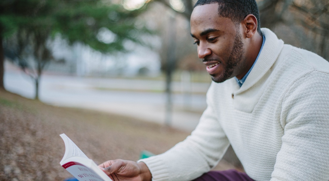 gromn man reading